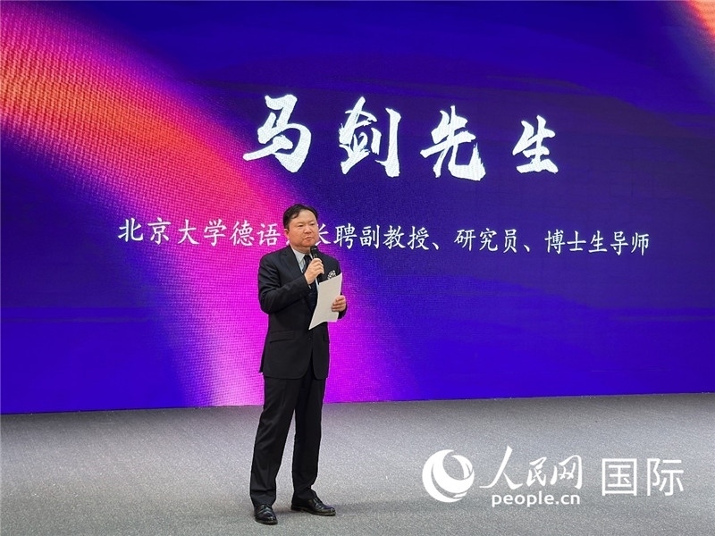 北京大學(xué)德語系長聘副教授馬劍點(diǎn)評學(xué)生表現(xiàn)。（攝影：張麗鷗）