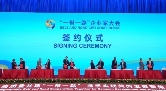 這是10月17日拍攝的簽約儀式現(xiàn)場(chǎng)。當(dāng)日，“一帶一路”企業(yè)家大會(huì)在北京召開。（新華社記者王毓國(guó)攝）
