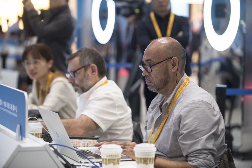 記者在“一帶一路”國際合作高峰論壇新聞中心工作（2023年10月17日攝）。