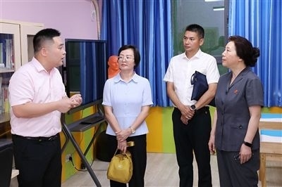圖③：“小公民法律課堂”開講前，全國人大代表殷其龍（右二）、重慶市人大代表李自玲（左二）聽取楊家坪中學(xué)負(fù)責(zé)人關(guān)于未成年人思想教育工作情況的介紹。