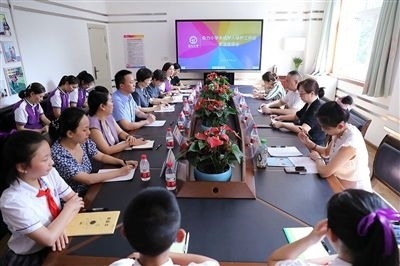 圖⑤：法治宣講結(jié)束后，重慶五中院組織召開座談會，聽取人大代表和朵力小學(xué)教師、家長代表對法院未成年人保護(hù)工作的意見建議。