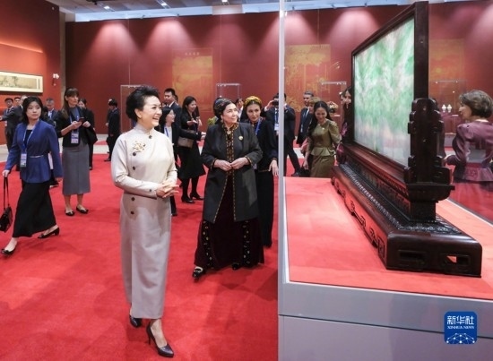  10月18日上午，國(guó)家主席習(xí)近平夫人彭麗媛邀請(qǐng)出席第三屆“一帶一路”國(guó)際合作高峰論壇的外方領(lǐng)導(dǎo)人夫人參觀中國(guó)工藝美術(shù)館（中國(guó)非物質(zhì)文化遺產(chǎn)館）。這是彭麗媛同外方領(lǐng)導(dǎo)人夫人參觀展品。新華社記者 丁林 攝