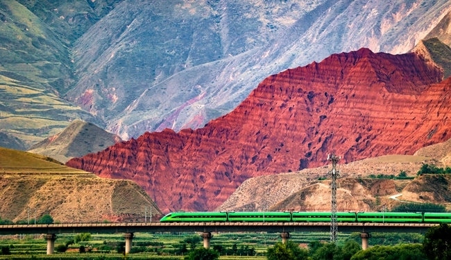穿越丹霞地貌的火車。蘭州局集團公司融媒體中心供圖