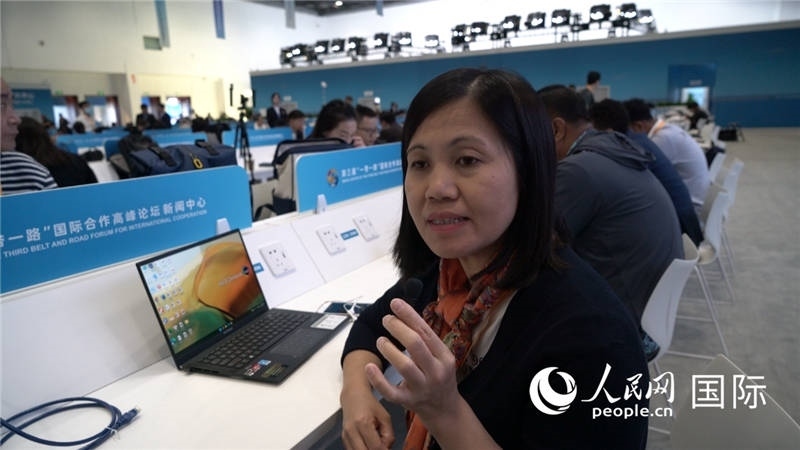 越南之聲廣播電臺(tái)記者胡鴻行（音譯，H? H?ng H?nh）與記者交談。人民網(wǎng) 楊春燕攝