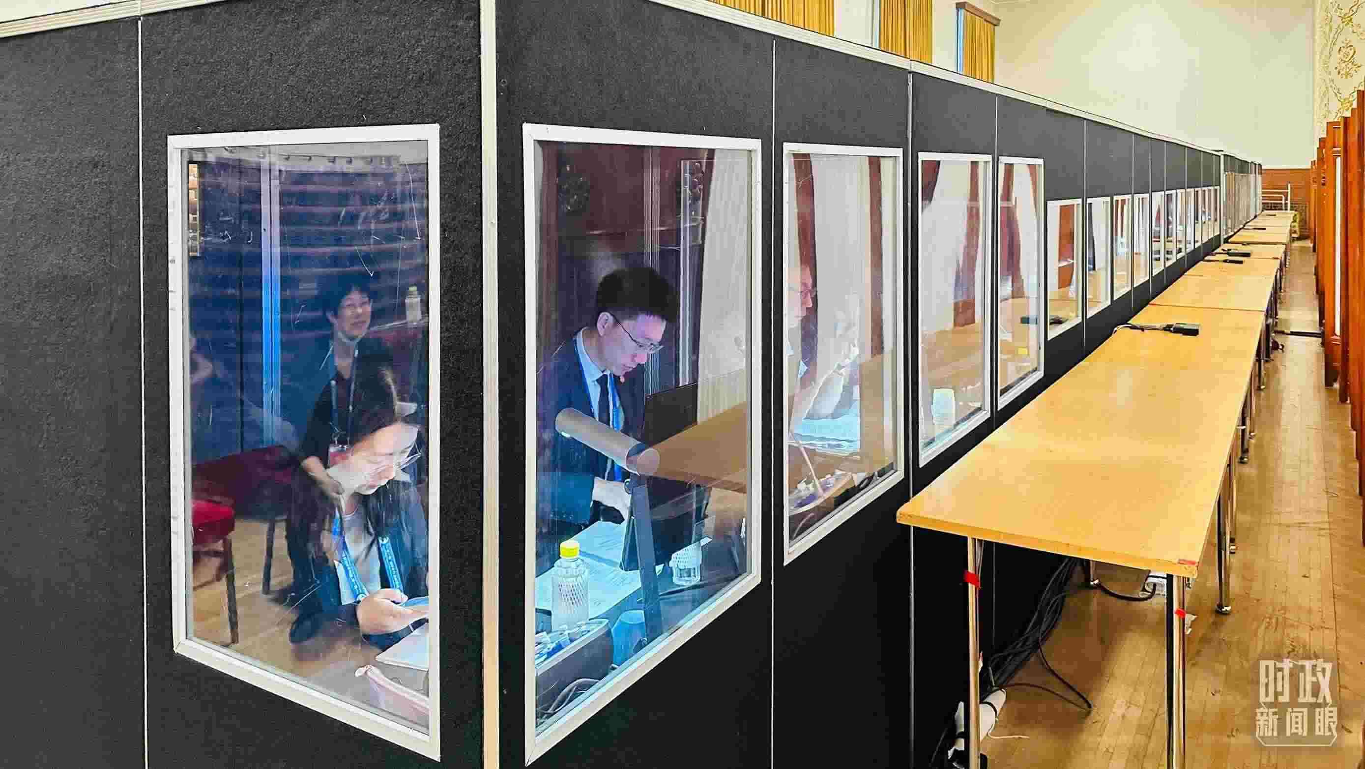 △開幕式現場的多語種同傳間。（總臺國廣記者時冉拍攝）