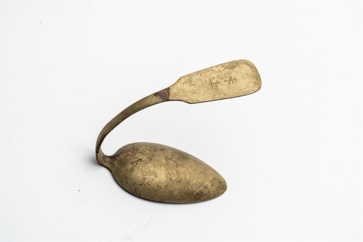 鏨刻“來遠(yuǎn)”的湯勺。國家文物局供圖