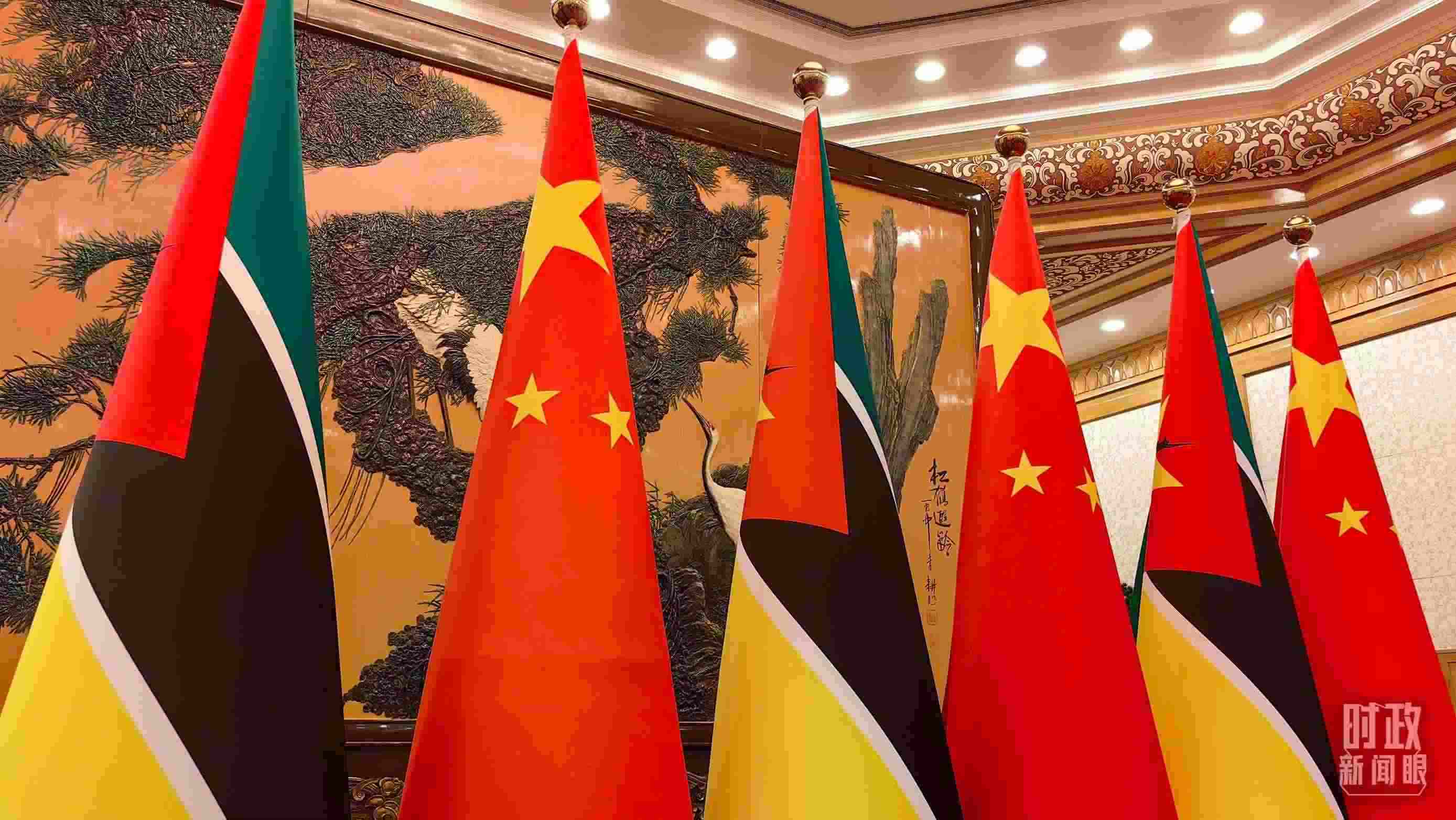 △會見現(xiàn)場，中國、莫桑比克兩國國旗。（總臺央廣記者潘毅拍攝）