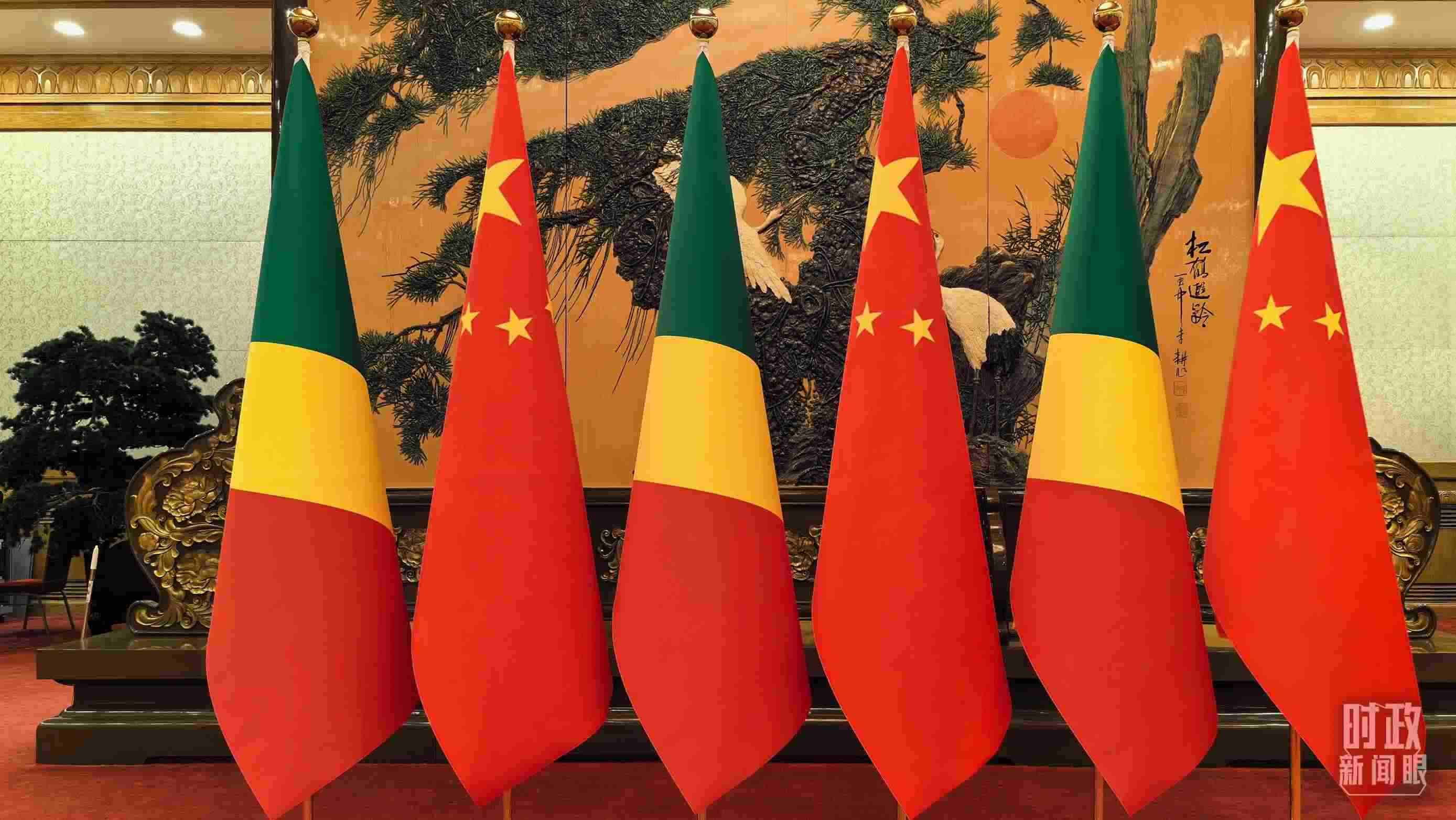 △會見現(xiàn)場的中國、剛果（布）兩國國旗。（總臺央視記者陸泓宇拍攝）