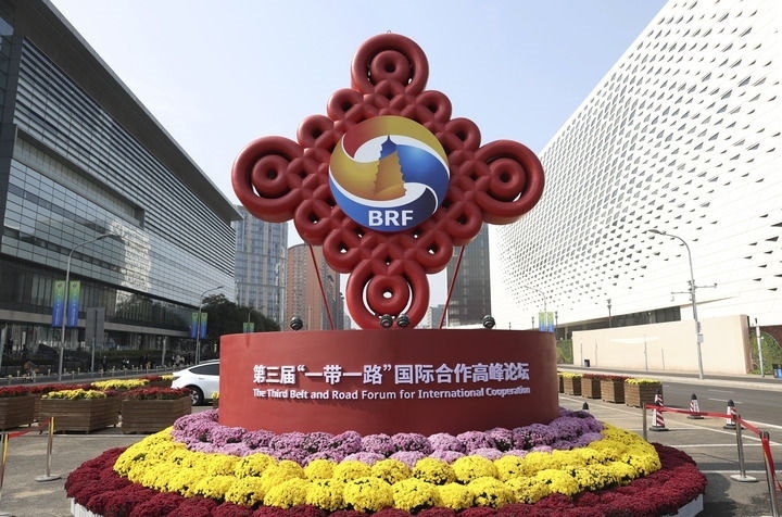 這是在北京國家會議中心附近拍攝的“一帶一路”國際合作高峰論壇景觀布置（10月17日攝）。新華社記者 陳斌 攝