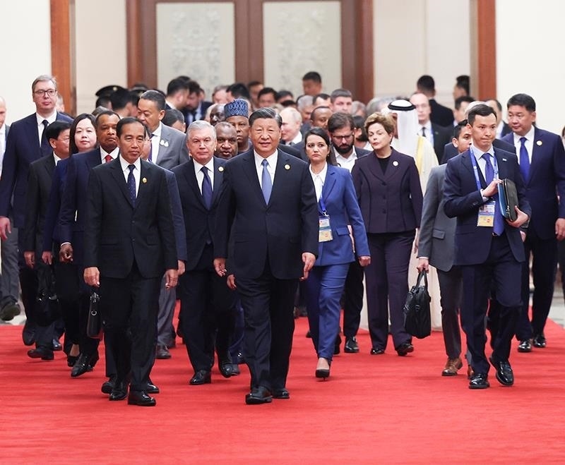 △2023年10月18日，習(xí)近平主席在北京人民大會堂出席第三屆“一帶一路”國際合作高峰論壇開幕式并發(fā)表主旨演講。這是習(xí)近平主席同國際貴賓步入會場。