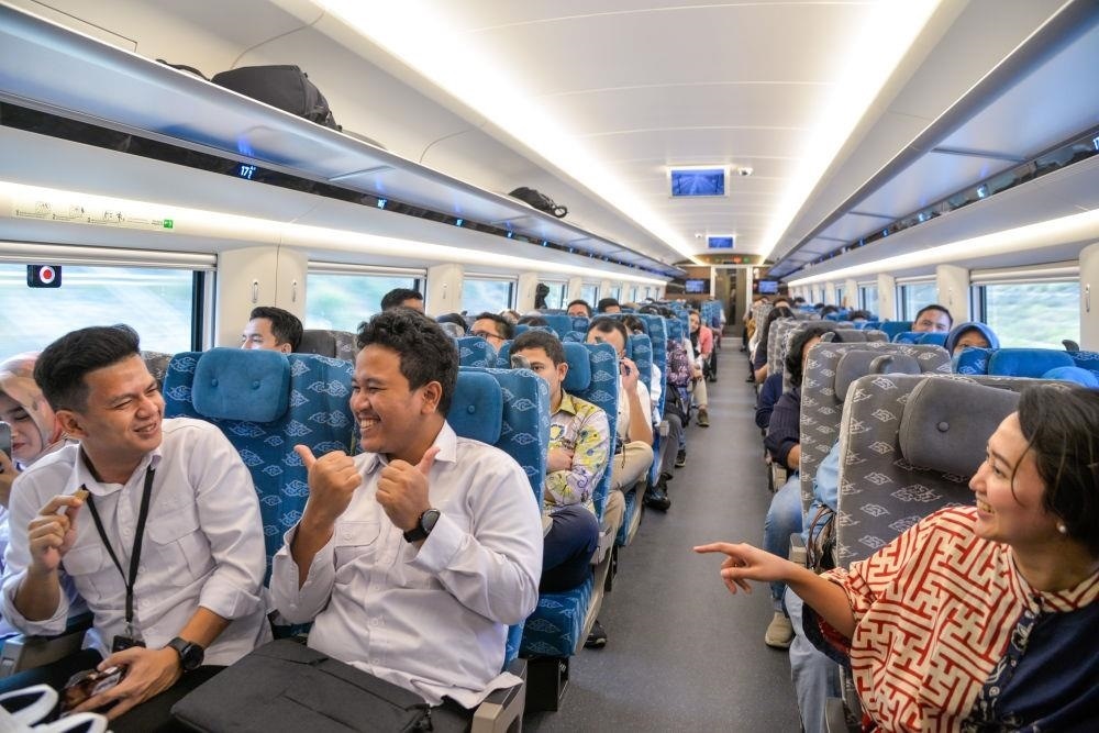△2023年10月17日，G1137次動車組列車從印尼雅加達哈利姆車站開出。雅加達至萬隆最快鐵路運行時間從3個多小時縮短至46分鐘。