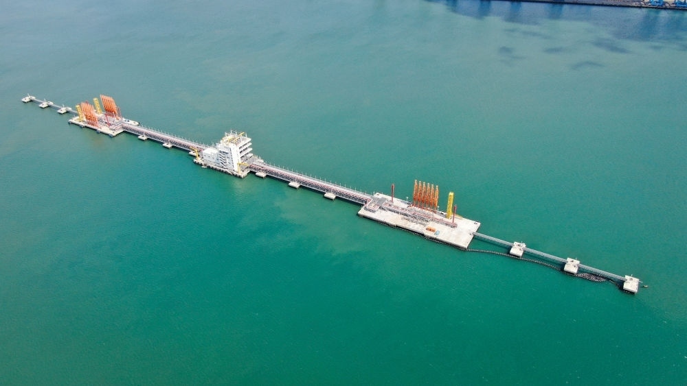 這是肯尼亞蒙巴薩油碼頭（2023年9月20日攝，無人機照片）。新華社發(fā)（中國交通建設(shè)股份有限公司肯尼亞蒙巴薩新建油碼頭項目部供圖）