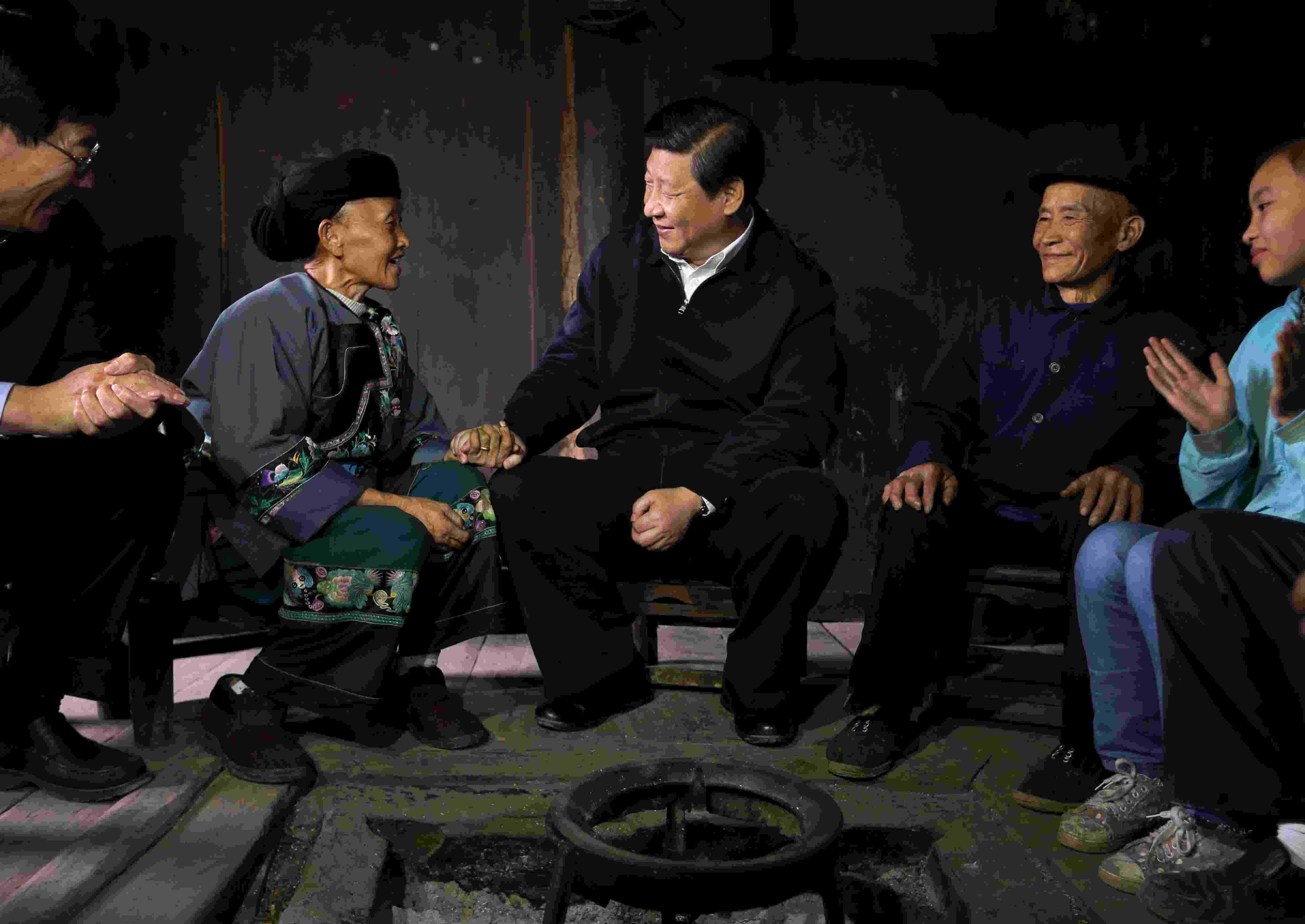 2013年11月3日，習近平在湖南花垣縣十八洞村，與石拔三老人握手交談。