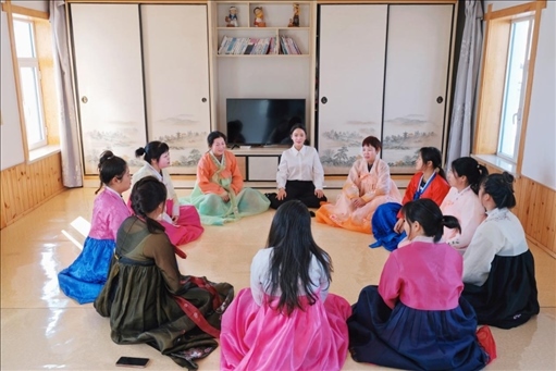 2023年6月，楊麗娜（后中）對擔(dān)任民宿管家的光東村村民們進行標(biāo)準(zhǔn)化培訓(xùn)。（新華社記者金津秀攝）