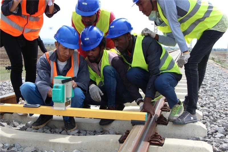 中方員工在鐵路現(xiàn)場(chǎng)培訓(xùn)埃方員工。 中國土木工程集團(tuán)有限公司供圖