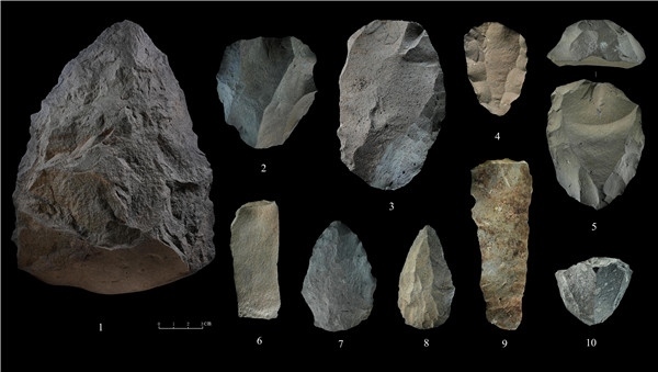石制品 1.手斧 2、4、5.勒瓦婁哇石核（循環(huán)剝片法、優(yōu)先剝片法）3.勒瓦婁哇石葉石核 6.勒瓦婁哇石葉 7、8.勒瓦婁哇尖狀器 9.石葉 10.錐形石葉石核。中肯聯(lián)合考古隊供圖