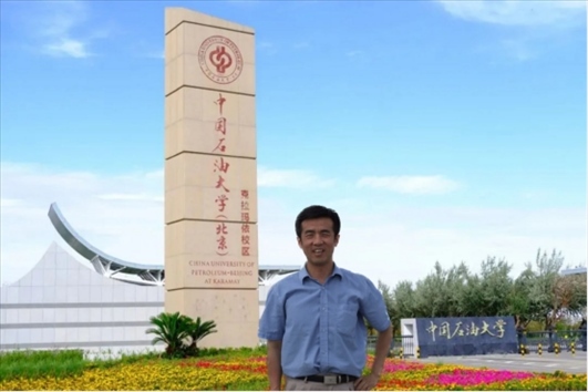 北京交通大學“銀齡教師”黃曉鳴。校方供圖