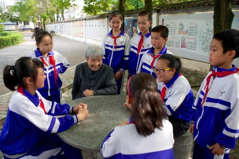 △2013年5月21日，龔全珍老人和江西萍鄉(xiāng)市蓮花縣的孩子們在一起。