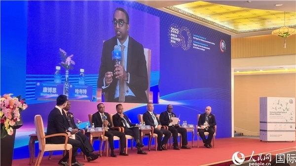 與會(huì)嘉賓展開座談。人民網(wǎng)記者 萬宇攝