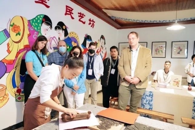 △美國席勒協(xié)會(huì)青年代表團(tuán)在四川感受中國傳統(tǒng)文化。
