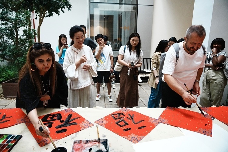 首屆國際傳播“絲路獎”獲獎代表等在廣州市荔灣區(qū)永慶坊參加文化交流活動。楊爍壁、王燕攝影報(bào)道