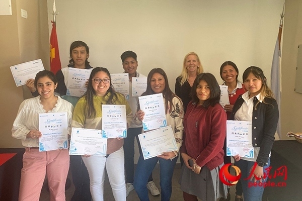 社區(qū)工作專家莫伊拉（后排右二）向“中文工坊”第二期培訓班部分結(jié)業(yè)學員頒發(fā)由薩爾塔省教育部簽發(fā)的結(jié)業(yè)證書。人民網(wǎng)記者 吳思萱攝