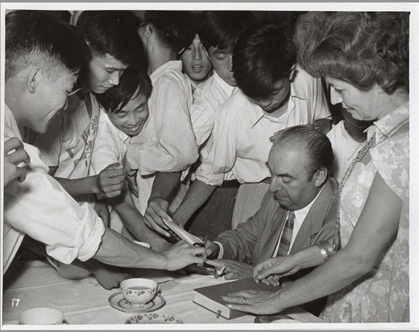 諾貝爾文學獎得主巴勃羅·聶魯達與中國青年在一起（資料圖片）。中國美術(shù)館供圖