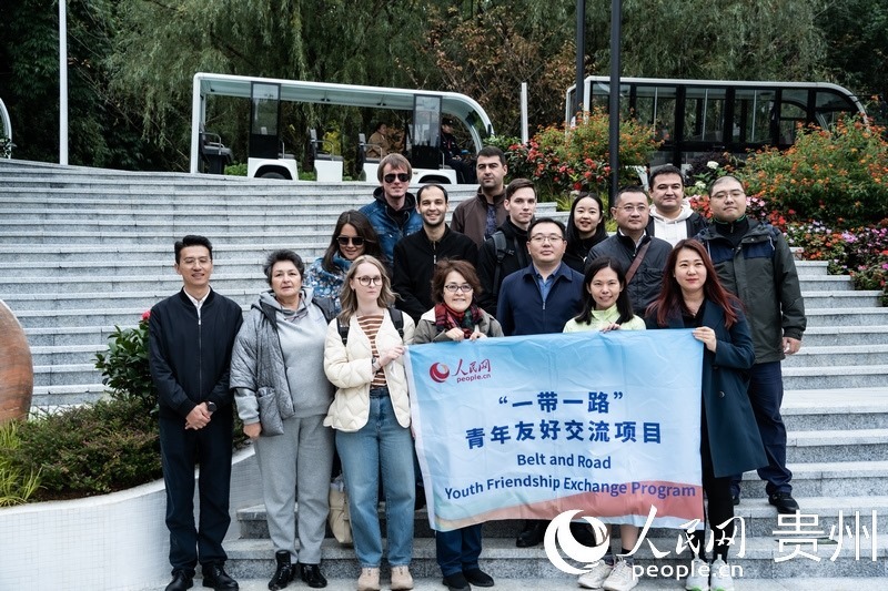合影留念。人民網(wǎng) 陽茜攝
