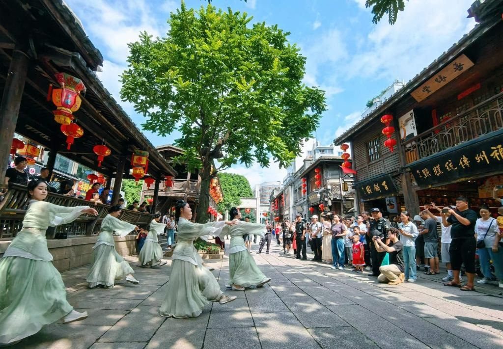 國慶節(jié)期間，福州市三坊七巷歷史文化街區(qū)上演《尋夢閩都》快閃。新華社發(fā)