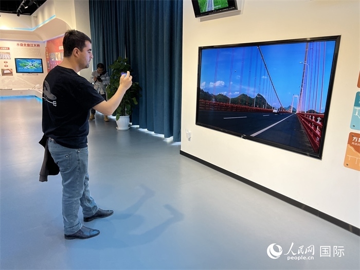 歐亞國家記者在橋梁博物館參觀。（人民網 花放攝）