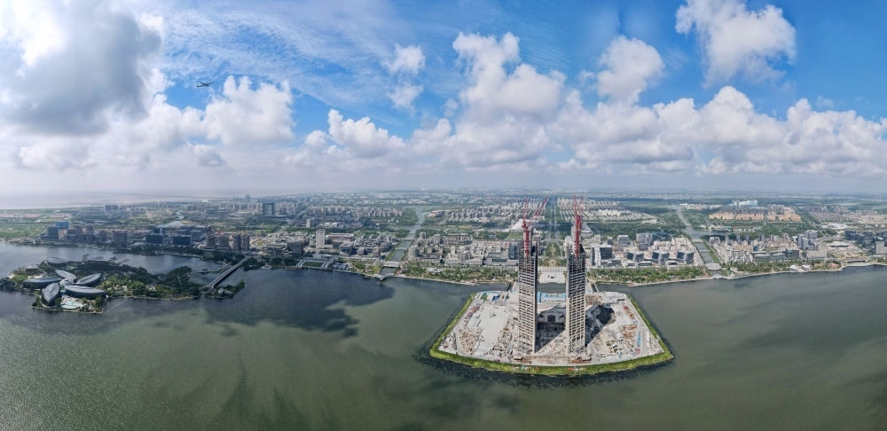 2022年9月4日，在服貿(mào)會首鋼園區(qū)金融服務(wù)專題展上，參觀者在中國民生銀行展臺咨詢金融業(yè)務(wù)。新華社記者 金皓原 攝