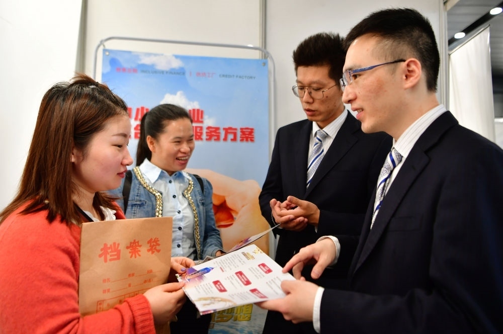 2019年5月9日，兩名鞋業(yè)公司的工作人員（左一和左二）向銀行工作人員咨詢中小微企業(yè)金融服務(wù)方案細(xì)則。當(dāng)日，福建自貿(mào)區(qū)福州片區(qū)稅企銀三方對接會在馬尾基金小鎮(zhèn)舉辦，來自傳統(tǒng)制造業(yè)、物聯(lián)網(wǎng)和電子商務(wù)等行業(yè)的企業(yè)代表參加對接會。新華社記者 魏培全 攝