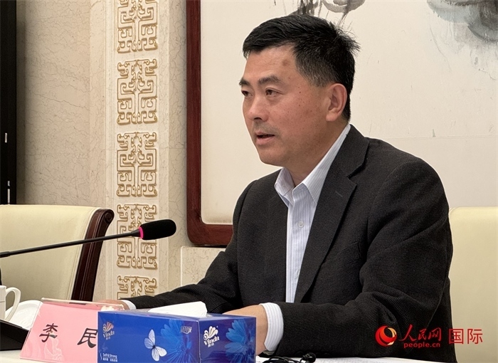 10月31日，歐美同學(xué)會秘書長李民在第五屆中法文化論壇媒體吹風(fēng)會上講話。（人民網(wǎng) 謝瑩攝）