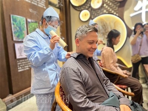  （外媒記者體驗(yàn)艾灸。中國經(jīng)濟(jì)周刊記者 郭志強(qiáng) 攝）
