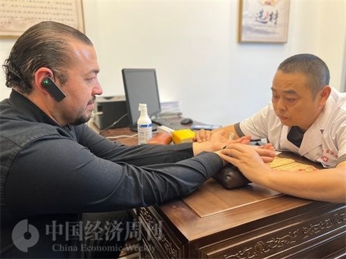  （外媒記者走進(jìn)中醫(yī)堂，問診中醫(yī)名師。中國經(jīng)濟(jì)周刊記者 郭志強(qiáng)攝）