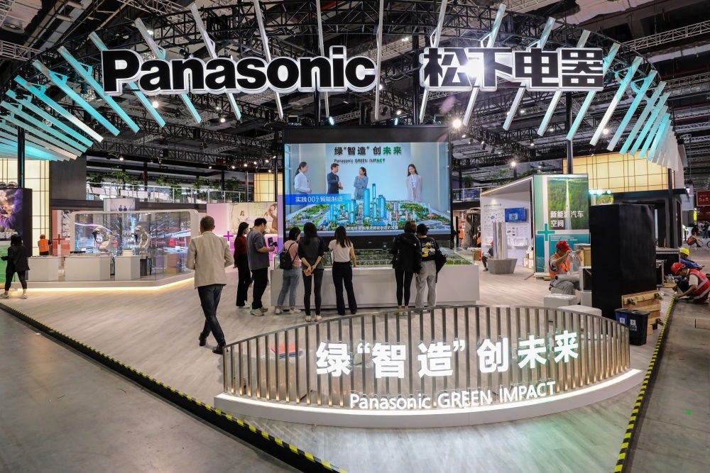 2023年11月2日，工作人員在進(jìn)博會(huì)松下電器展位做準(zhǔn)備工作。新華社記者 辛夢晨 攝