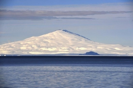 羅斯海沿岸的火山。新華社記者 張建松 攝