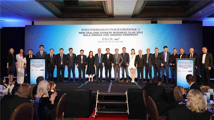 新西蘭華商聯(lián)合總會首批會員代表上臺亮相。攝影：張凱