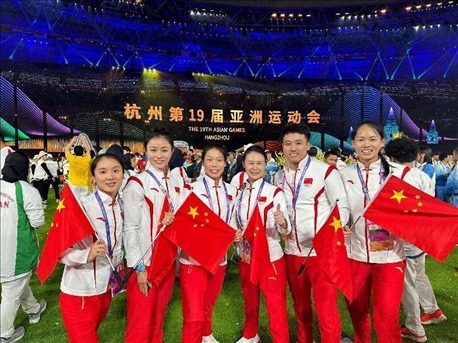 杭州亞運會閉幕式上，教練李紅（右三）和隊員們合影（左二為龔莉）。受訪者供圖