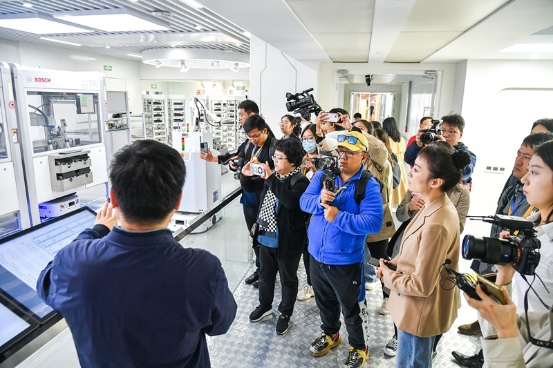 2023年10月16日，第三屆“一帶一路”國際合作高峰論壇新聞中心組織中外記者采訪。記者在中德大廈內(nèi)的博世未來工廠展區(qū)參觀，了解其高質(zhì)量創(chuàng)新發(fā)展成果。