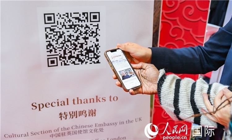 觀眾掃碼《我們的中國故事》系列視頻。人民網(wǎng) 郭錦標攝