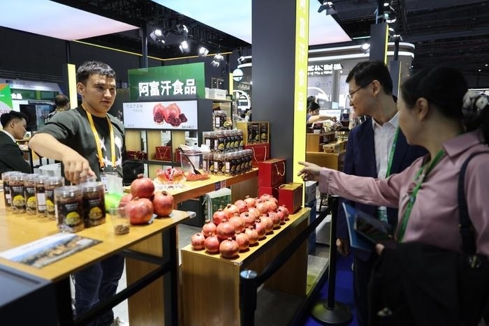 11月6日，在第六屆進(jìn)博會食品及農(nóng)產(chǎn)品展區(qū)，阿富汗食品吸引參展人員。