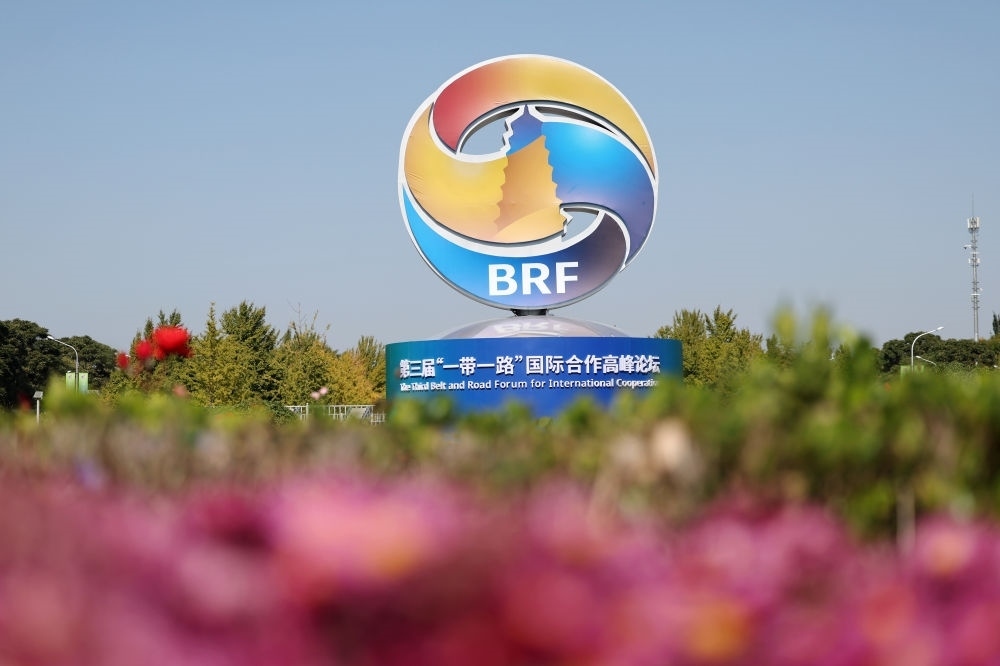 這是在北京市北土城路附近拍攝的“一帶一路”國際合作高峰論壇景觀布置（2023年10月16日攝）。第三屆“一帶一路”國際合作高峰論壇于10月17日至18日在北京舉行。新華社記者 陳斌 攝