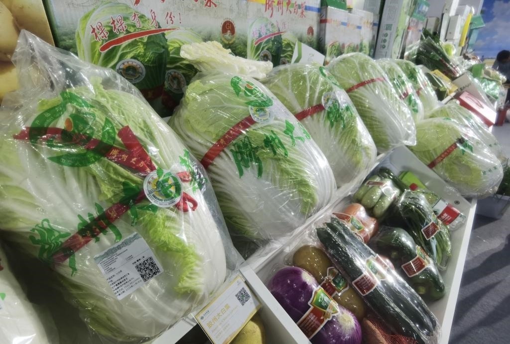 圖為本屆農(nóng)交會現(xiàn)場展示的膠州大白菜等蔬菜。新華社記者王凱攝