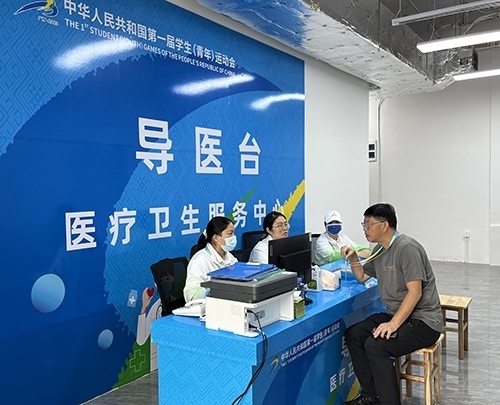 村內(nèi)住客在醫(yī)療衛(wèi)生服務(wù)中心導(dǎo)醫(yī)臺(tái)問(wèn)診。人民網(wǎng)記者 歐興榮攝