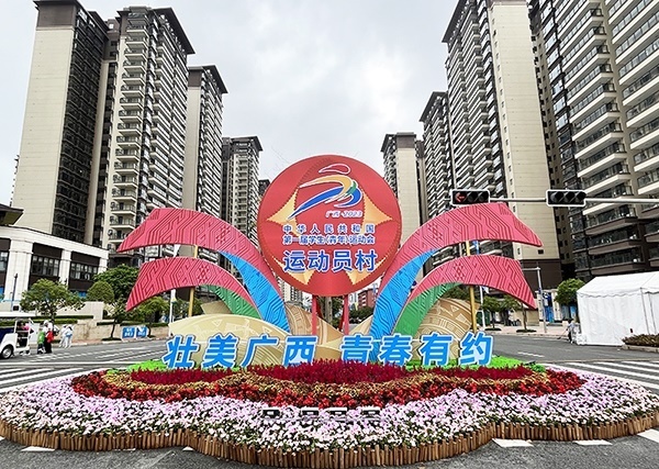 運(yùn)動(dòng)員村入口處標(biāo)識(shí)標(biāo)牌成為極受歡迎的打卡點(diǎn)。人民網(wǎng)記者 歐興榮攝