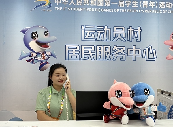 朱珊妮在接聽(tīng)住宿服務(wù)中心的熱線電話。人民網(wǎng)記者 歐興榮攝