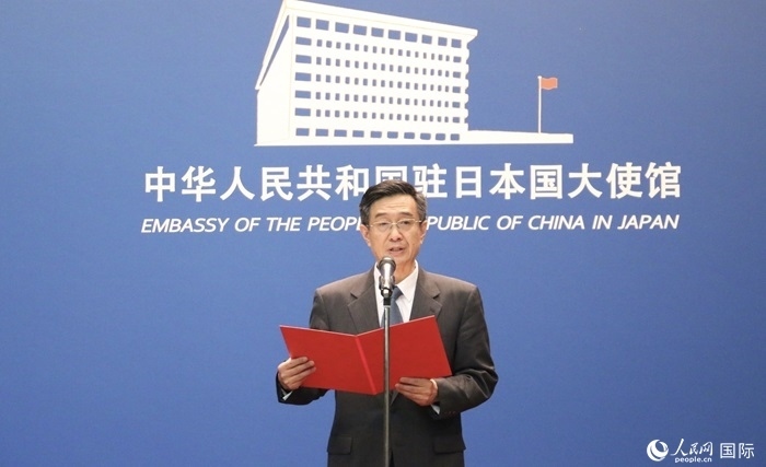 中國駐日本大使館教育處公使銜參贊杜柯偉宣讀獲獎(jiǎng)人員名單。人民網(wǎng) 許可攝