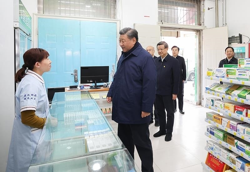 2023年11月10日，習(xí)近平總書記在河北保定涿州市永濟(jì)秀園小區(qū)門口藥店，了解經(jīng)營恢復(fù)情況。