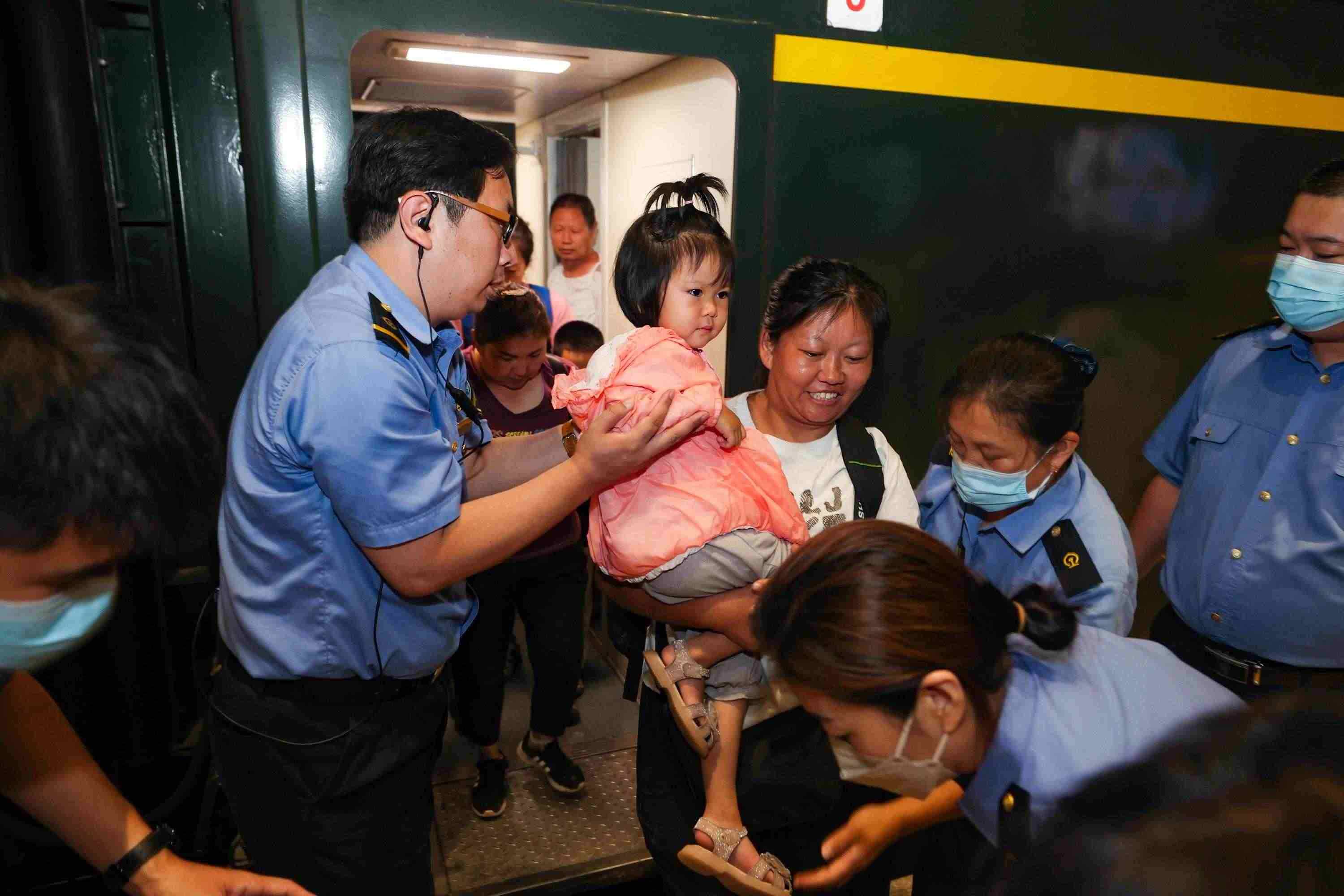 2023年8月2日，因強(qiáng)降雨被困的K396次列車第二批近500名旅客在救援隊(duì)的一路護(hù)送下，徒步五個(gè)小時(shí)抵達(dá)妙峰山鎮(zhèn)水峪嘴村。稍作休整后，他們乘坐臨時(shí)旅客列車前往北京豐臺(tái)站。